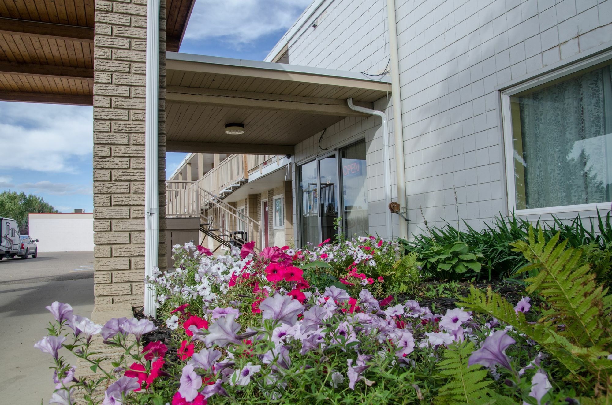 Plains Motel Brooks Exterior photo